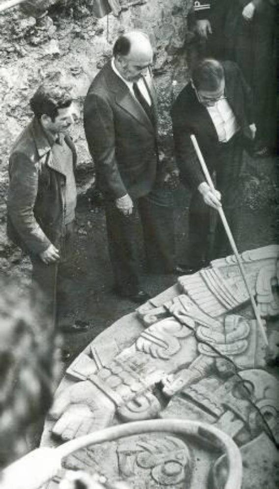 Lopez Portillo en el descubrimiento de Coyolxauhqui 