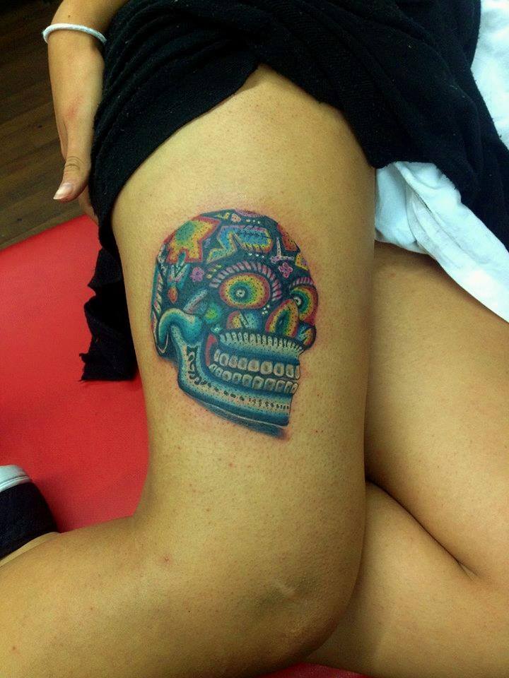 Tatuaje de calavera wixarika por Alberto Rojo