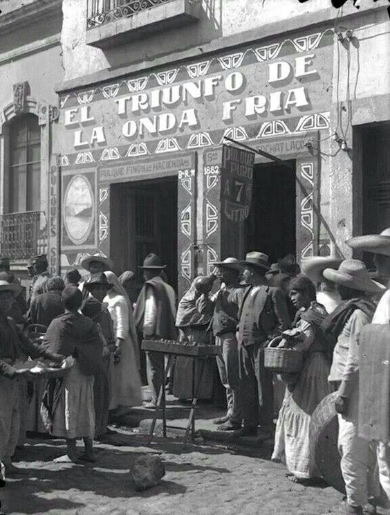 'El triunfo de la onda fría', estuvo ubicada en la calle de Aranda casi esquina con Ernesto Pugibet, alrededor de 1910. El edificio aún existe, no así el establecimiento; del lado izquierdo hoy se encuentra una tienda Chedraui.