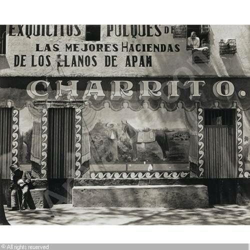 El fotógrafo americano Edward Weston, inmortalizó "El Charrito" pulquería de la ciudad de México en 1926.