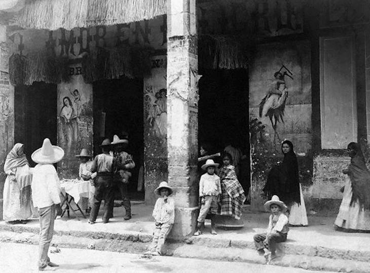'El Amor en Peligro' que presumiblemente se encontraba por los rumbos de Tacubaya hacia 1907. Nuevamente podemos observar elementos que caracterizaban a este tipo de pulquerías como son, los flecos en las entradas y las escenas pintadas en sus muros.