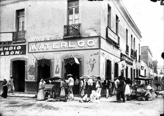 Las batallas napoleónicas inspiraron el nombre de la pulquería Waterloo-Trafalgar. Estaba ubicaba en la esquina de la 1a. Calle de Mina (antigua Puente de Villamil) y Plaza 2 de Abril, frente al porfiriano mercado. Foto de inicios del siglo XX.