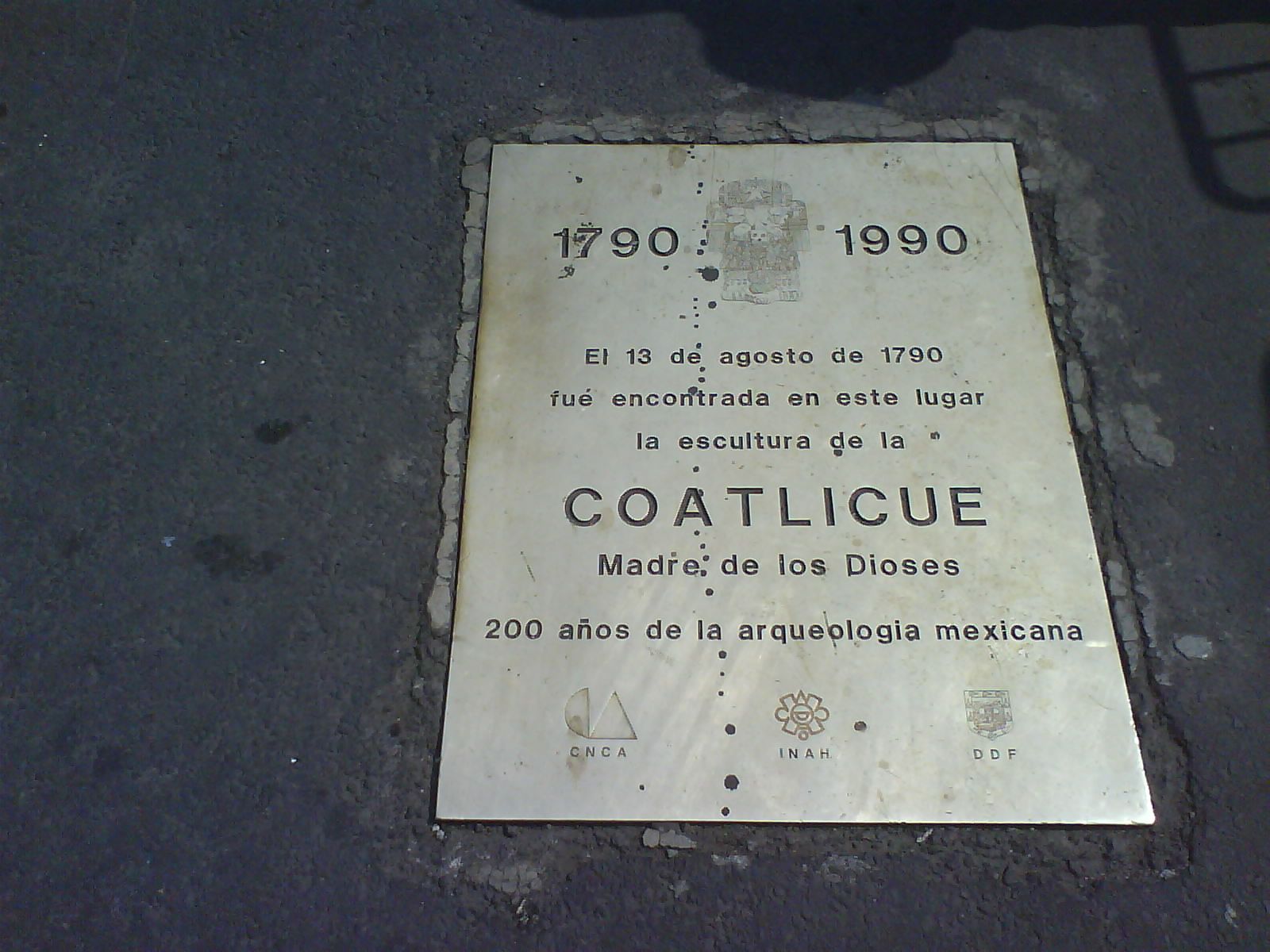 Placa en el Zócalo de la Ciudad de México donde se encontró a la Coatlicue