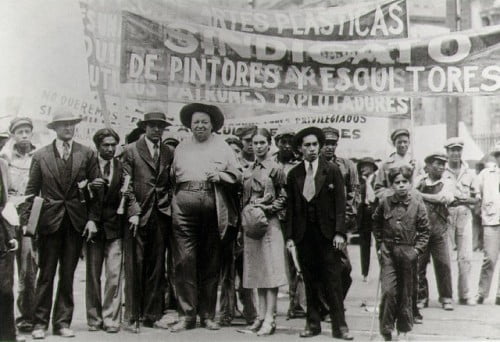 Frida Kahlo y Diego Rivera liderando manifestación del partido comunista. Fotografía: Tina Modotti