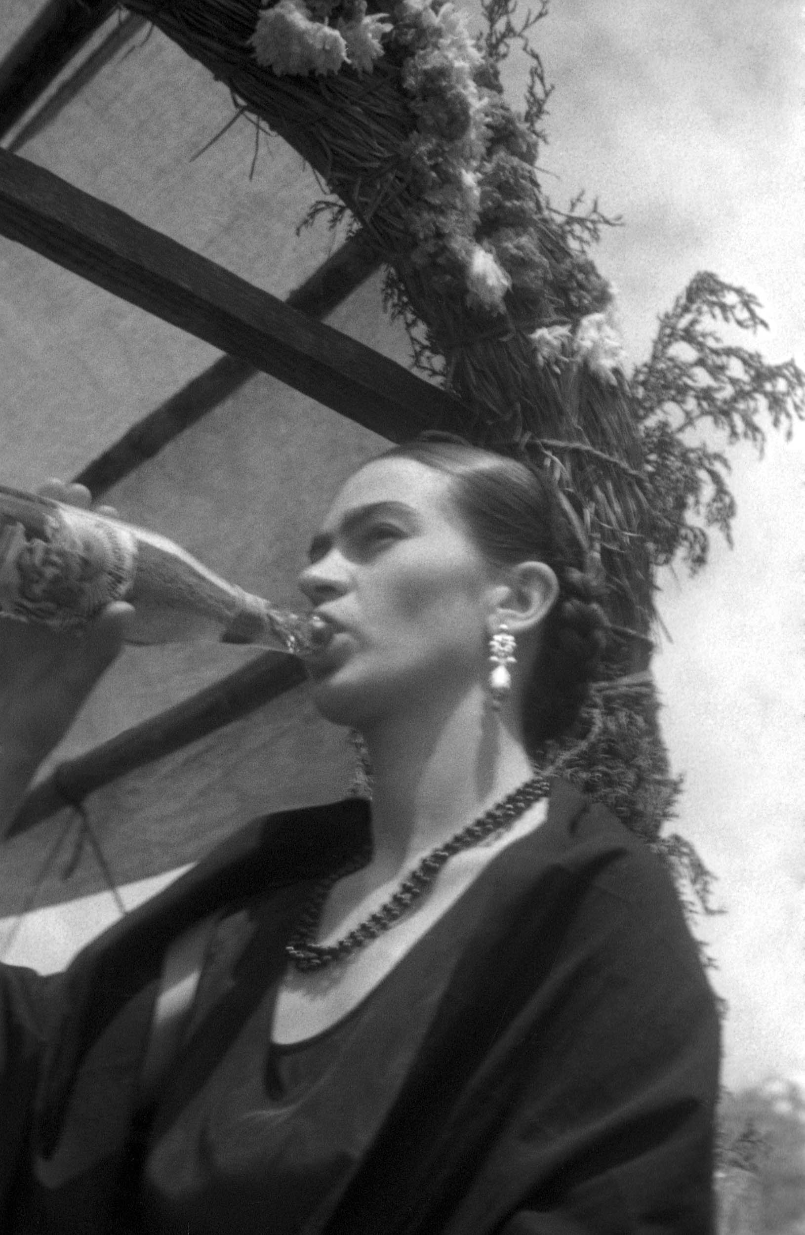 Frida Kahlo tomando cerveza